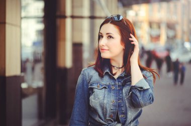 Genç kadın şehirde yürüyüş