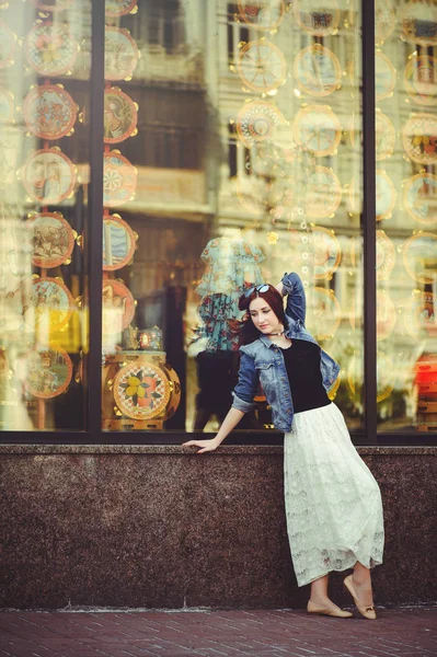 Piękna kobieta w oknie sklepu — Zdjęcie stockowe