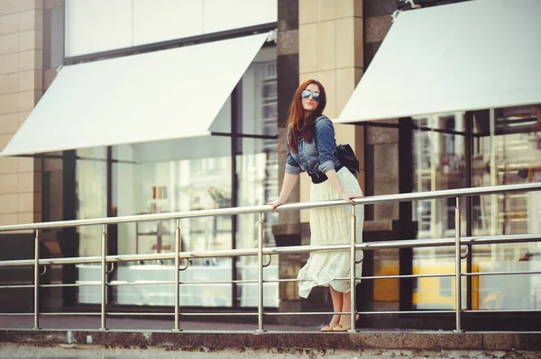 아름 다운 여자는 도시 주변 산책 — 스톡 사진