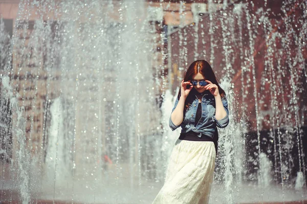 噴水の背景上で美しい女性 — ストック写真