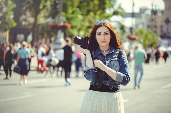 Bela mulher fotografada na cidade — Fotografia de Stock