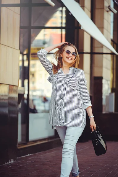 도시 주위를 산책 하는 젊은 행복 한 여자 — 스톡 사진