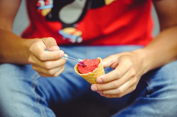 Manos de un hombre con helado — Foto de Stock