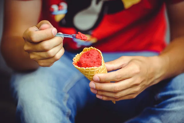 Manos de un hombre con helado — Foto de Stock