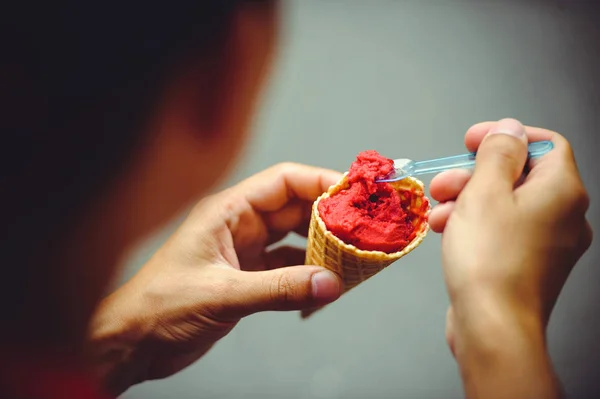 Manos de un hombre con helado — Foto de Stock