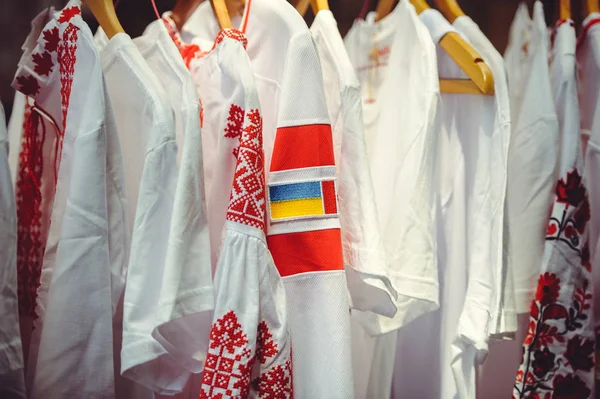 Oekraïens Vishyvanka met de Canadese vlag, vrije visum- — Stockfoto
