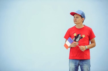 Adam bir Fransız bayrağı ile