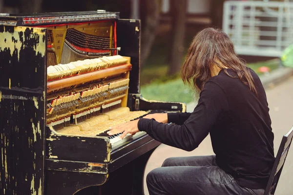 Homem na rua tocando piano — Fotografia de Stock