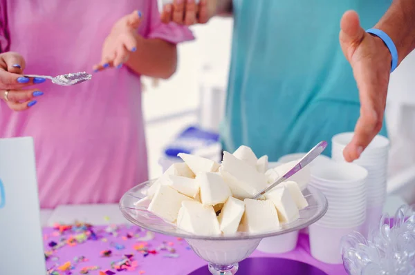 Helado en un plato transparente — Foto de Stock