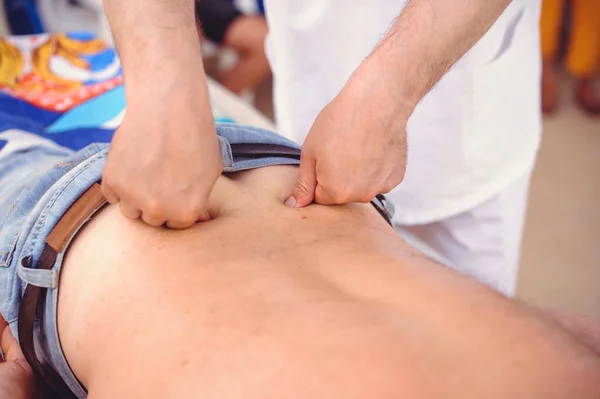 Руки роблять масаж чоловікові — стокове фото