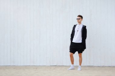 Hafif bir arka plan üzerinde genç moda adam