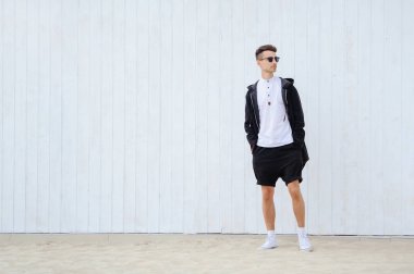 Hafif bir arka plan üzerinde genç moda adam