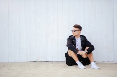 Hafif bir arka plan üzerinde genç moda adam