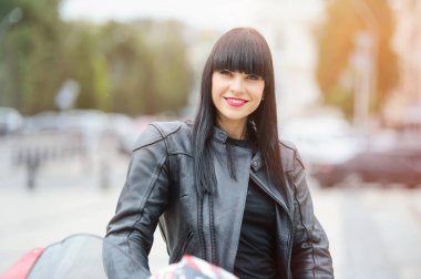 Özgürlük ve sevinç. Renkli kırmızı Motosiklet ile genç bir kadın portresi. 