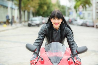 Parlaklık ve stil. İhale sokak çiçekli mavi elbiseli genç mutlu bir kadın portresi.