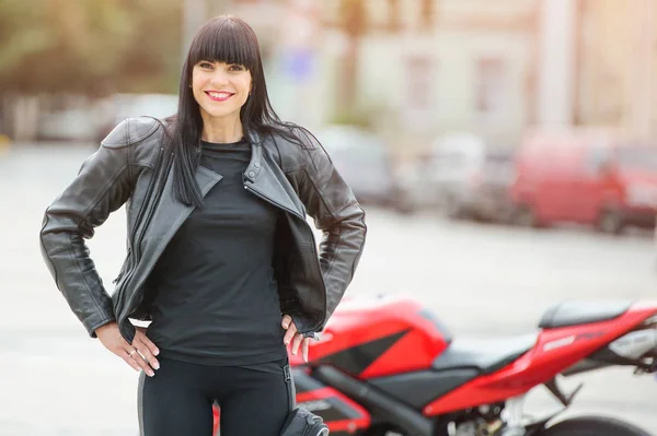 Szabadság és a stílus. Egy fiatal nő, egy piros motorkerékpár színes portréja. — Stock Fotó