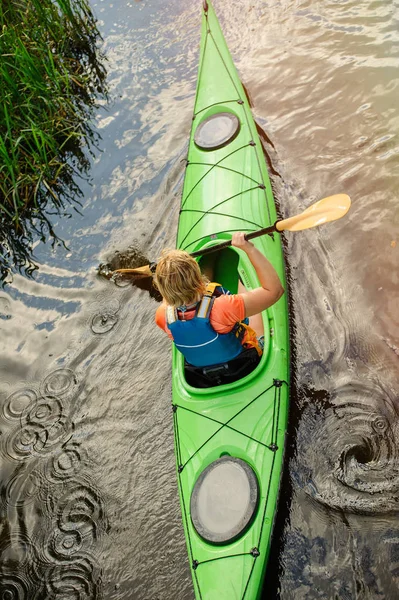 Mulher monta um caiaque em uma lagoa ilha de cima a partir das costas — Fotografia de Stock