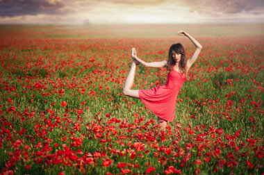 Güzellik kadını haşhaş kırmızı elbise dans alanı günbatımı, temizlik ve masumiyet, doğa ile birlik