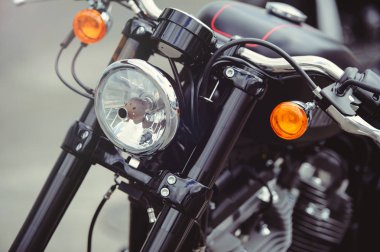Far siyah şık motosiklet, çağdaş eğilimler ve klasik