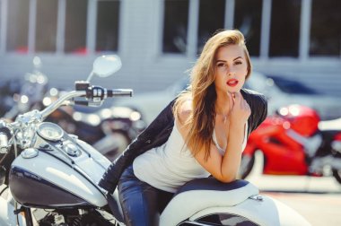 Rahat güzel kadın sokak parlak gülümsemek güneşli bir günde bir büyük turistik motosiklet oturur