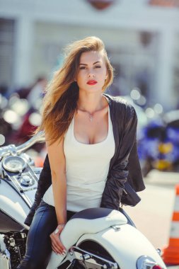 Rahat güzel kadın sokak parlak gülümsemek güneşli bir günde bir büyük turistik motosiklet oturur