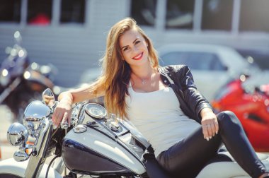 Rahat güzel kadın sokak parlak gülümsemek güneşli bir günde bir büyük turistik motosiklet oturur