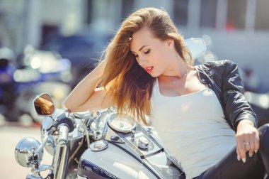 Rahat güzel kadın sokak parlak gülümsemek güneşli bir günde bir büyük turistik motosiklet oturur