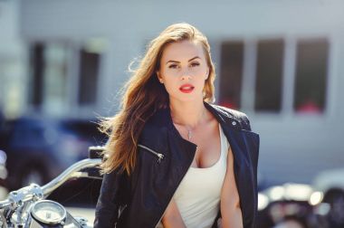 Rahat güzel kadın sokak parlak gülümsemek güneşli bir günde bir büyük turistik motosiklet oturur