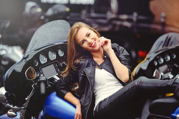 Mulher bonita casual em uma motocicleta na rua sorriso brilhante em um dia ensolarado — Fotografia de Stock