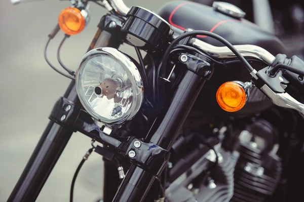 Koplamp zwart stijlvolle motorfiets, moderne trends en klassiek — Stockfoto