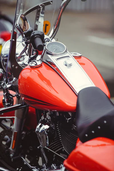 Hermoso y elegante tanque de motocicleta roja, clásico moderno y la seguridad —  Fotos de Stock