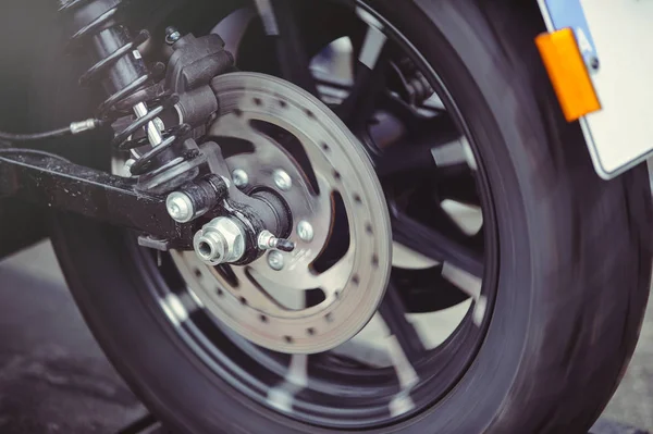 Arka Motosiklet fren disk hareket tekerlek döner — Stok fotoğraf