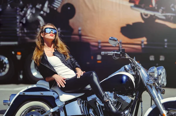 Mulher bonita casual senta-se em uma grande motocicleta turística na rua sorriso brilhante em um dia ensolarado — Fotografia de Stock
