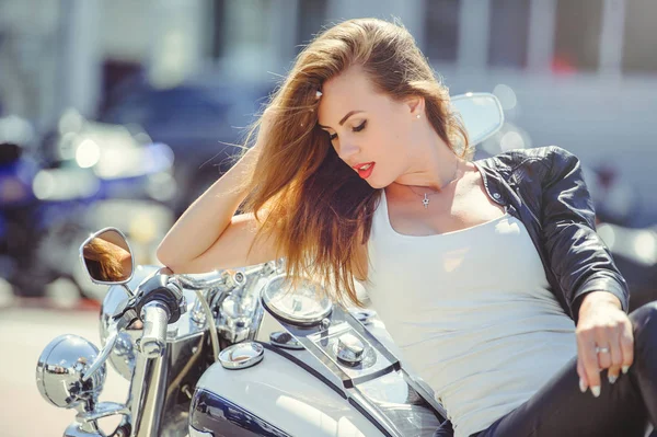 Mulher bonita casual senta-se em uma grande motocicleta turística na rua sorriso brilhante em um dia ensolarado — Fotografia de Stock