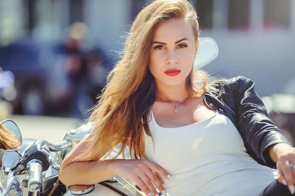 Случайная красивая женщина сидит на большом туристическом мотоцикле на улице яркая улыбка в солнечный день — стоковое фото