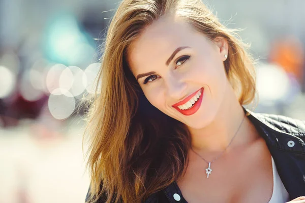 Портрет красивой солнечной женщины в городе, улыбающейся, ярко насыщенного цвета — стоковое фото