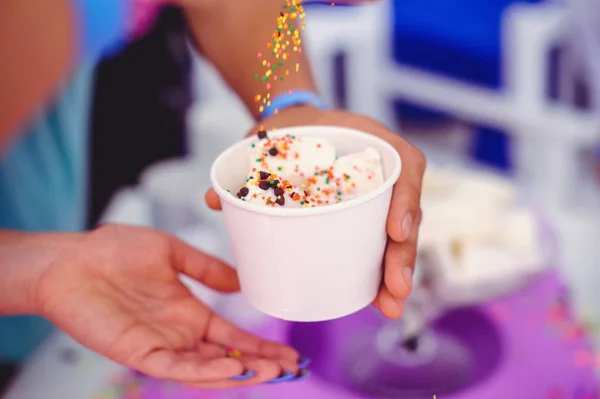 Мороженое в руке в картонной чашке — стоковое фото