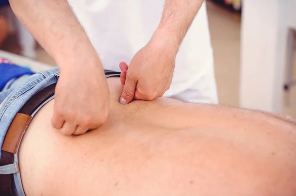 Händer gör massage till en man — Stockfoto