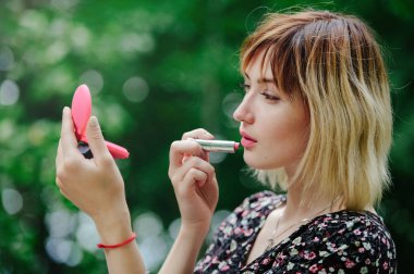 Sarışın kız makyaj doğa, doğa ve güzellik, sağlıklı yaşam tarzı ile birlik