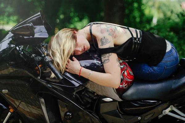 バイク、笑顔の目でブロンドの女の子ある官能的な陽気な髪は目を閉じる — ストック写真