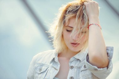 Kadın kafasını tutarak üzgün