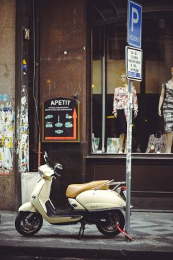 Prag, sokakta park edilmiş motorlu scooter otopark