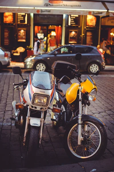Motocicleta estacionada na rua de Praga, estacionamento ocupado — Fotografia de Stock
