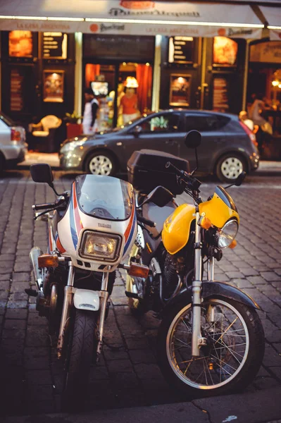 Moto parcheggiata nella strada di Praga, parcheggio occupato — Foto Stock