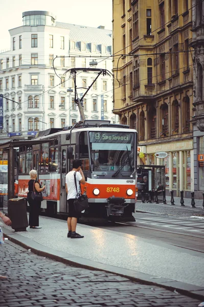 Straßenbahnen auf der Straße in Prag, öffentliche Verkehrsmittel — Stockfoto