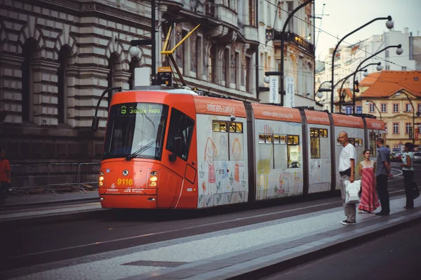 Spårvagnar på gatan i Prag, kollektivtrafik — Stockfoto