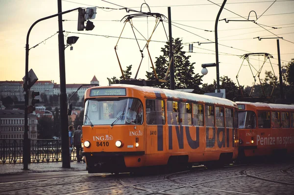 Spårvagnar på gatan i Prag, kollektivtrafik — Stockfoto