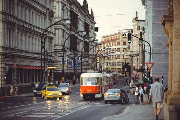 Spårvagnar på gatan i Prag, kollektivtrafik — Stockfoto