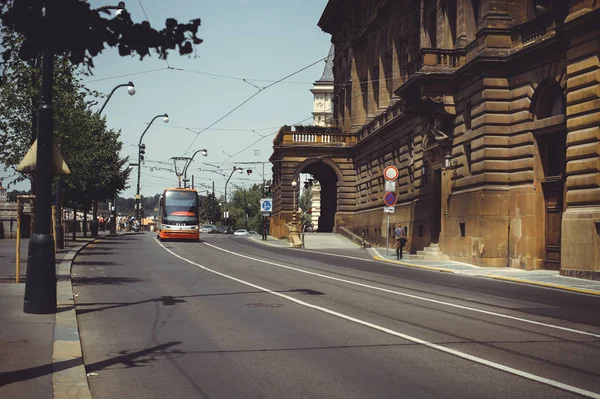 Spårvagnar på gatan i Prag, kollektivtrafik — Stockfoto