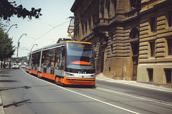 Spårvagnar på gatan i Prag, kollektivtrafik — Stockfoto